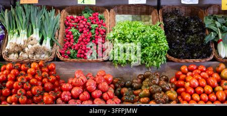 Assortiment de légumes biologiques fraîchement récoltés présentés dans un supermarché Banque D'Images