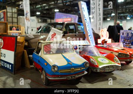 Milan, Italie - 12.11.2022 : Voitures classiques et véhicules jouet rétro à une exposition vintage. Exposition Milano Autoclassica Banque D'Images