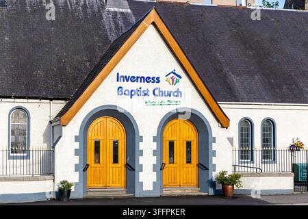 Église blanche avec deux portes cintrées jaunes et toit en ardoise sombre à Inverness, Écosse, Royaume-Uni. Banque D'Images