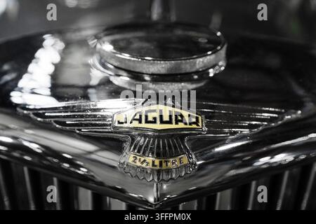Milan, Italie - 12.11.2022 : Emblème classique de la voiture Jaguar Mark IV sur le capot d'un véhicule vintage. Exposition Milano Autoclassica Banque D'Images