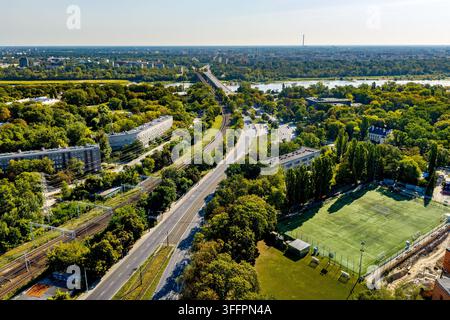 Varsovie, Pologne – 16 août 2026 : vue aérienne de la Vistule, des boulevards riverains et du quartier est de la métropole de Varsovie avec le Most Gdanski Banque D'Images