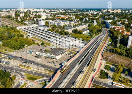 Varsovie, Pologne – 16 août 2026 : Vue aérienne panoramique de la gare Warszawa Gdańska à l'intersection des rues Slonimskiego et Mickiewicza Banque D'Images