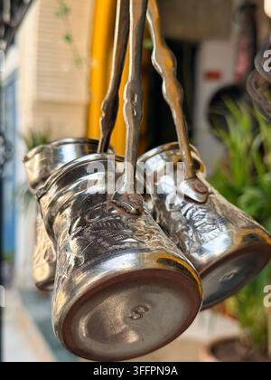 Close-up de cafetières métalliques traditionnelles utilisées pour le café à la manière arabe dans la médina historique de Sousse, Tunisie Banque D'Images