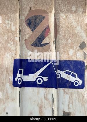 Panneaux "Interdiction de stationner" et "Remorquage" érodés sur un mur urbain usé à Anvers, Belgique Banque D'Images
