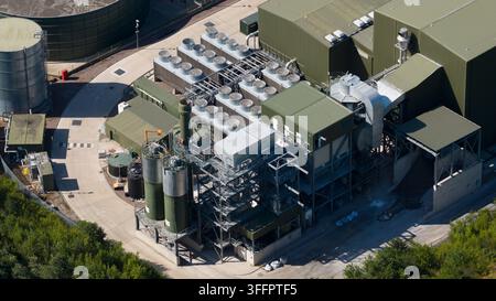 Vue aérienne d'une installation de traitement des biodéchets avec des réservoirs industriels, des pipelines, des unités de ventilation et des équipements de traitement pour une gestion durable des déchets Banque D'Images