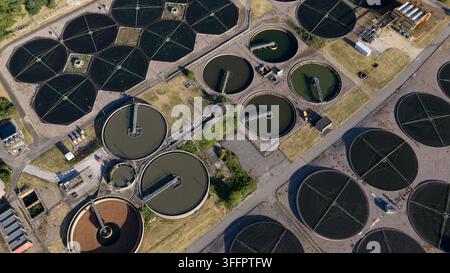 Vue aérienne d'une grande station d'épuration des eaux usées municipales avec des clarificateurs circulaires, des bassins de filtration et des systèmes de purification biologiques pour une eau sûre Banque D'Images