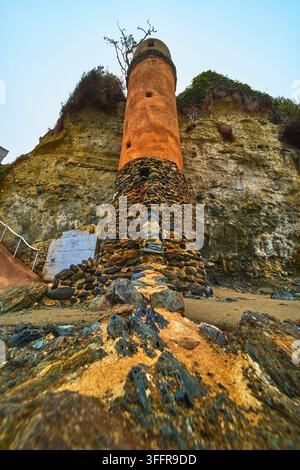 La tour des pirates s'élève de manière dramatique depuis la plage rocheuse et la falaise de Laguna Beach en Californie. La pierre érodée et le sable rencontrent la structure emblématique alors que t Banque D'Images