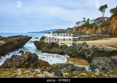 Maisons en bord de mer sur la côte rocheuse de Laguna Beach et la côte du Pacifique en Californie Banque D'Images