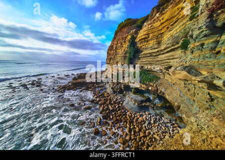 Côte de grès des falaises du coucher de soleil, plage rocheuse et vue sur l'océan à San Diego, Californie Banque D'Images