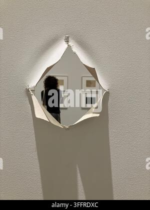 Los Angeles, Californie – 23 juillet 2026 : Visiteur vu à travers un trou dans l’œuvre d’Yoko Ono au Broad Banque D'Images