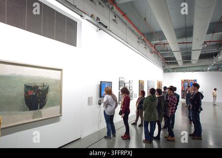 Visiteurs contemplant des œuvres d'art lors d'une exposition au Istanbul Modern Museum of Modern Art à Karaköy, Istanbul, Turquie, le 22 octobre 2015 Banque D'Images