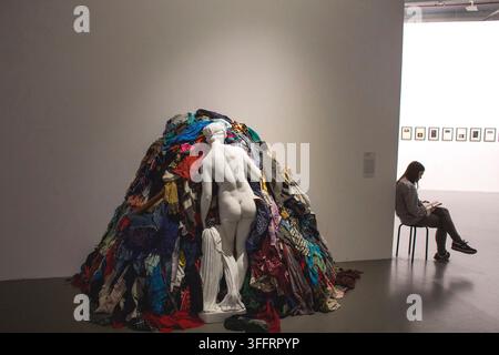 Visiteurs contemplant des œuvres d'art lors d'une exposition au Istanbul Modern Museum of Modern Art à Karaköy, Istanbul, Turquie, le 22 octobre 2015 Banque D'Images
