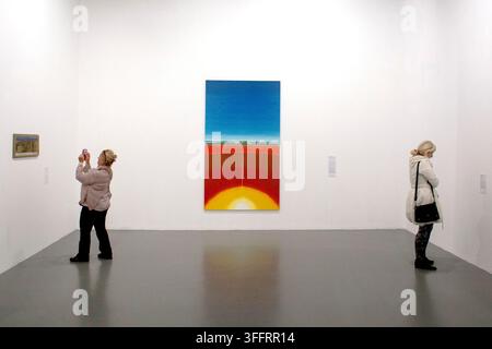 Visiteurs contemplant des œuvres d'art lors d'une exposition au Istanbul Modern Museum of Modern Art à Karaköy, Istanbul, Turquie, le 22 octobre 2015 Banque D'Images