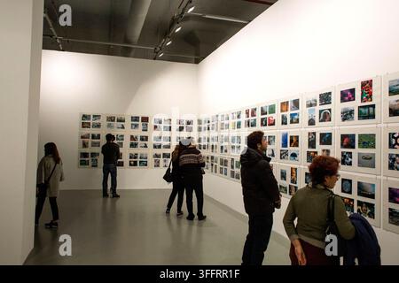 Visiteurs contemplant des œuvres d'art lors d'une exposition au Istanbul Modern Museum of Modern Art à Karaköy, Istanbul, Turquie, le 22 octobre 2015 Banque D'Images