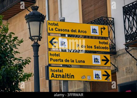 Signes de direction d'hôtel pour La Casona del Arco, Puerta de la Luna et Aznaitín à Baeza, province de Jaén, Andalousie, Espagne. Banque D'Images