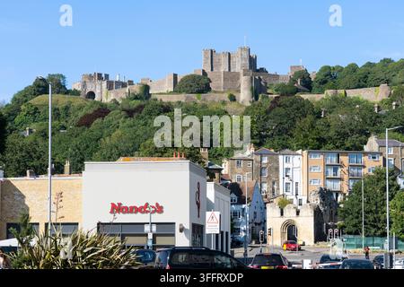 Le château de Dover est une forteresse médiévale située au sommet d'une colline surplombant et dominant la ville de Dover en contrebas, vu ici depuis St James St. Angleterre Banque D'Images
