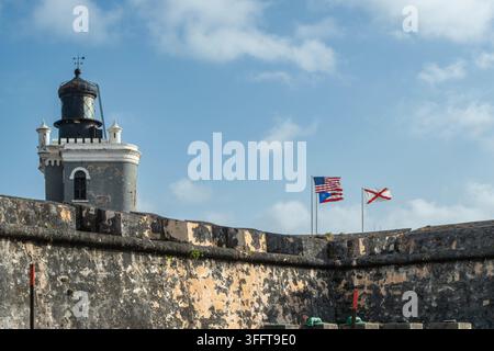 Castillo San Felipe del Morro, forteresse coloniale espagnole historique avec poste de garde (poste de vigile ou guérite) et tour de guet surplombant l'Atlantique Banque D'Images