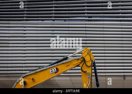 16 mars 2025, Madrid, Espagne : Excavateur positionné à côté de la façade extérieure du stade Santiago Bernabéu pendant les travaux en cours Banque D'Images
