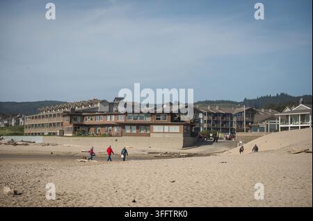 Maisons de plage et condominiums dans la ville côtière de Cannon Beach, Oregon Coast, États-Unis. Banque D'Images