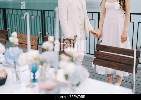 Couple partage un moment. Couple marié sur le balcon. Scène de mariage intime avec des détails de décor en douceur de mise au point Banque D'Images