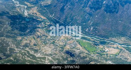 grand panorama aérien de la ville avec le village de La-Roche-de-Dame dans la vallée de la Durance vu du dessus, pris depuis un planeur en été en plein soleil Banque D'Images