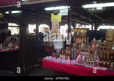 Prague, Tchéquie – 15 août 2026 : Vin de miel Medovina et produits au miel exposés au marché Havelske trziste Banque D'Images