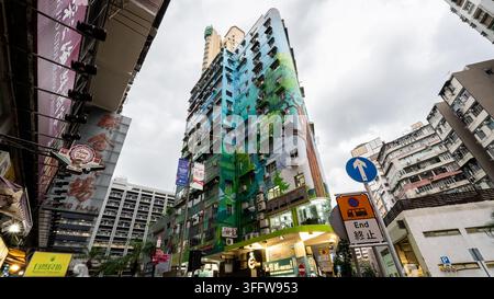 Bâtiment résidentiel peint de couleurs vives près de Tung Choi Street à Mong Kok, Hong Kong, Chine Banque D'Images