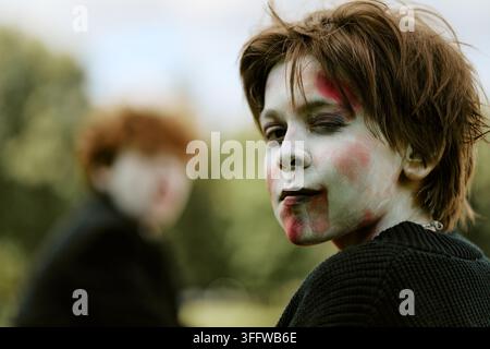 Portrait d'un garçon portant un maquillage effrayant pour Halloween en plein air Banque D'Images