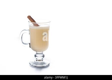 Verre d'eggnog avec bâtons de cannelle isolés sur fond blanc Banque D'Images
