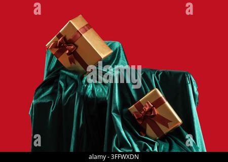Belles boîtes-cadeaux avec tissu de velours vert sur fond rouge Banque D'Images