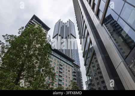 Vue en contre-plongée des gratte-ciel urbains modernes Banque D'Images