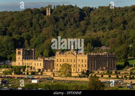 Bakewell, Angleterre, Royaume-Uni - 05 septembre 2026 : Vue de Chatsworth House, un grand domaine historique à l'architecture ornée, entouré de bois Banque D'Images