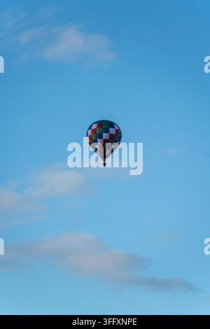 Bakewell, Angleterre, Royaume-Uni - 05 septembre 2026 : Vue d’un ballon à air chaud coloré flottant dans le ciel bleu clair. Banque D'Images
