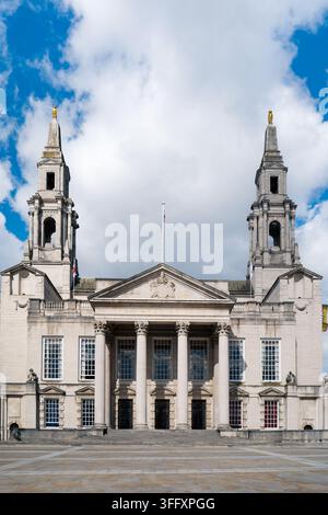 Vue symétrique de face de la Leeds Civic Hall montrant ses deux tours baroques surmontées de finials en forme de hibou doré, Leeds, Angleterre, Royaume-Uni Banque D'Images
