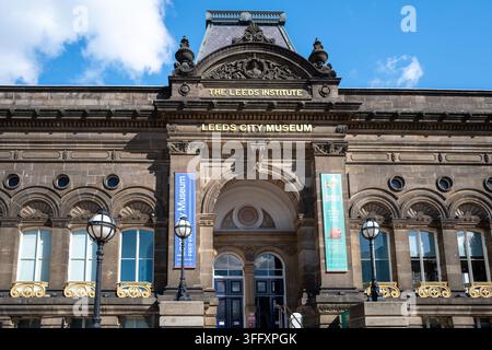 Façade d'entrée du Leeds City Museum, hébergé dans l'ancien bâtiment de l'Institut de Leeds, Millennium Square, Leeds, Angleterre, Royaume-Uni Banque D'Images