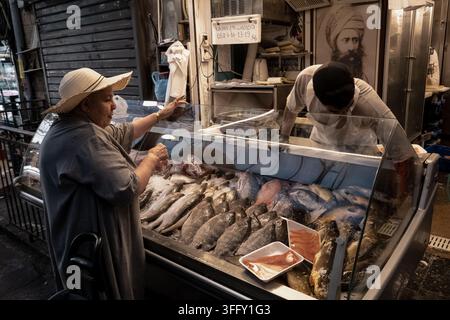 Jérusalem, Israël. 10 sep., 2026. Un poissonnier prépare les commandes pour les acheteurs de vacances affairés au marché Mahane Yehuda avant les célébrations de Rosh Hashanah qui débutent le 11 septembre au coucher du soleil. Le poisson sert de siman central (plat symbolique) pendant le Nouvel An juif, invoquant des prières pour mener avec un but plutôt que de suivre passivement, accompagné de vœux de fertilité et de protection divine. Crédit : Nir Alon/Alamy Live News Banque D'Images