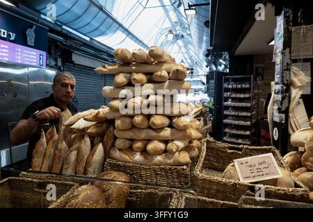 Jérusalem, Israël. 10 sep, 2026. Un acheteur achète un challa rond artisanal dans une boulangerie boutique du marché de Mahane Yehuda avant les célébrations de Rosh Hashanah qui débutent le 11 septembre 2026 au coucher du soleil. Le pain rond spécial est au centre du festin de la Nouvelle Année juive, symbolisant le cycle de la vie, la continuité et les prières pour une année douce et équilibrée à venir. Crédit : Nir Alon/Alamy Live News Banque D'Images