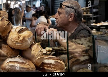 Jérusalem, Israël. 10 sep, 2026. Un acheteur achète un challa rond artisanal dans une boulangerie boutique du marché de Mahane Yehuda avant les célébrations de Rosh Hashanah qui débutent le 11 septembre 2026 au coucher du soleil. Le pain rond spécial est au centre du festin de la Nouvelle Année juive, symbolisant le cycle de la vie, la continuité et les prières pour une année douce et équilibrée à venir. Crédit : Nir Alon/Alamy Live News Banque D'Images