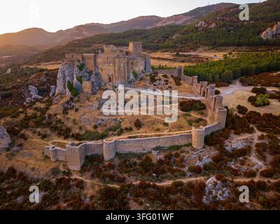 Vue élevée du château de Loarre, l'une des remarquables forteresses romanes d'Espagne, entourée de ses murs défensifs médiévaux Banque D'Images