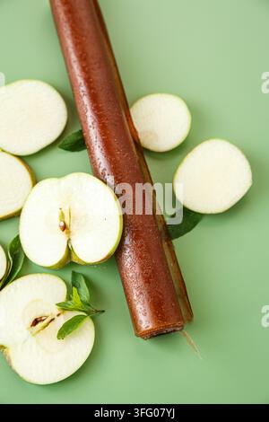 Peau de fruit de pomme séchée avec des tranches fraîches sur fond vert . Banque D'Images