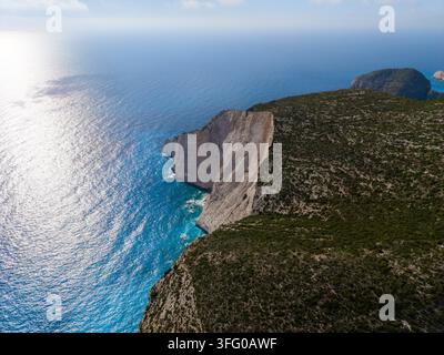 Découvrez les falaises à couper le souffle et les eaux turquoise de White Beach à Zakynthos, en Grèce. Banque D'Images