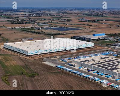 Spinetta Marengo, Italie - 05 septembre 2026 : Vue aérienne du centre de distribution Amazon, avec de grands bâtiments d'entrepôt, des rangées de camions de livraison Banque D'Images