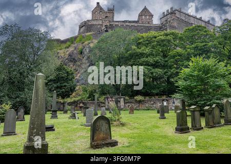 Vue du château d'Édimbourg depuis le cimetière de St Cuthbert, Edinburgh Festival Fringe, Écosse, Royaume-Uni Banque D'Images