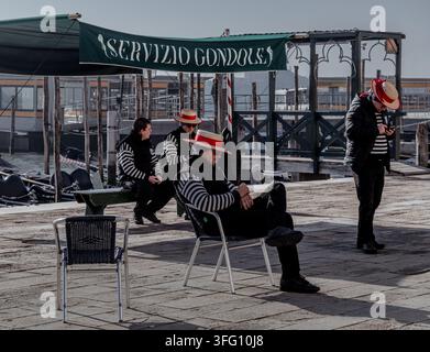 Une scène classique à la Riva degli Schiavoni à Venise, Italie, avec vue sur le Bacino di San Marco (le bassin de Saint-Marc). Banque D'Images