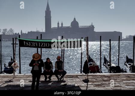 Une scène classique à la Riva degli Schiavoni à Venise, Italie, avec vue sur le Bacino di San Marco (le bassin de Saint-Marc). Banque D'Images