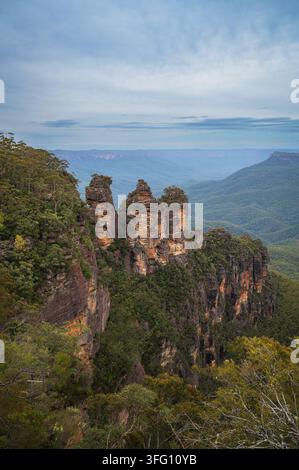 Les Three Sisters, une formation emblématique, faisant partie de la zone du patrimoine mondial des Greater Blue Mountains, Nouvelle-Galles du Sud, Australie Banque D'Images