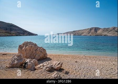 Matin d'été paisible à la magnifique plage de Malin, située sur l'île de Pag, en Croatie Banque D'Images