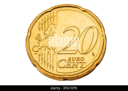 Macro prise d'une pièce brillante de 20 centimes d'euro montrant le côté commun avec la carte de l'Europe, isolée sur blanc avec chemin de découpe inclus Banque D'Images