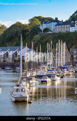 Porthmadog, Gwynedd, Pays de Galles, Royaume-Uni - 21 août 2026 : Bateaux à voile et yachts amarrés dans le petit port de la ville nord-galloise de Porthmadog. Banque D'Images