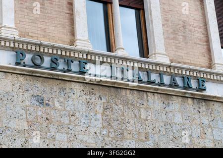 Sienne, Toscane, Italie – 8 octobre 2021 : Panneau vintage en lettres métalliques de Poste Italiane sur la façade en pierre du bâtiment central du bureau de poste. Banque D'Images